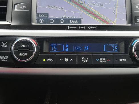 Used 2019 Toyota Highlander XLE image 16