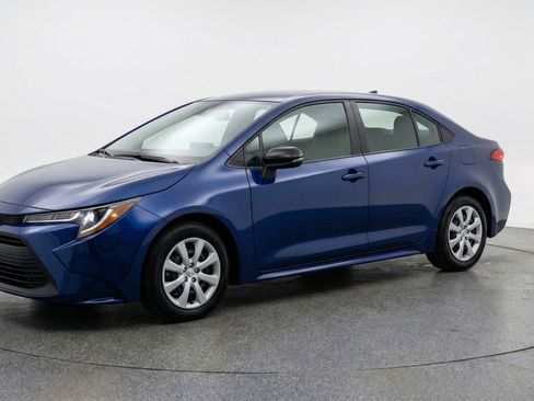 Used 2025 Toyota Corolla LE image 3