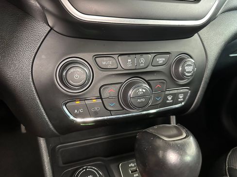 Used 2023 Jeep Cherokee Altitude Lux image 35