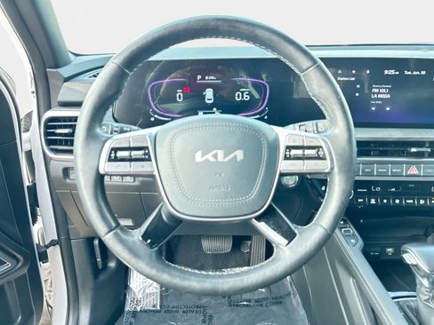 Used 2025 Kia Telluride AWD image 16