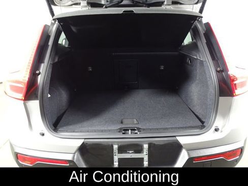 Used 2025 Volvo XC40 B5 Core AWD/4WD image 14
