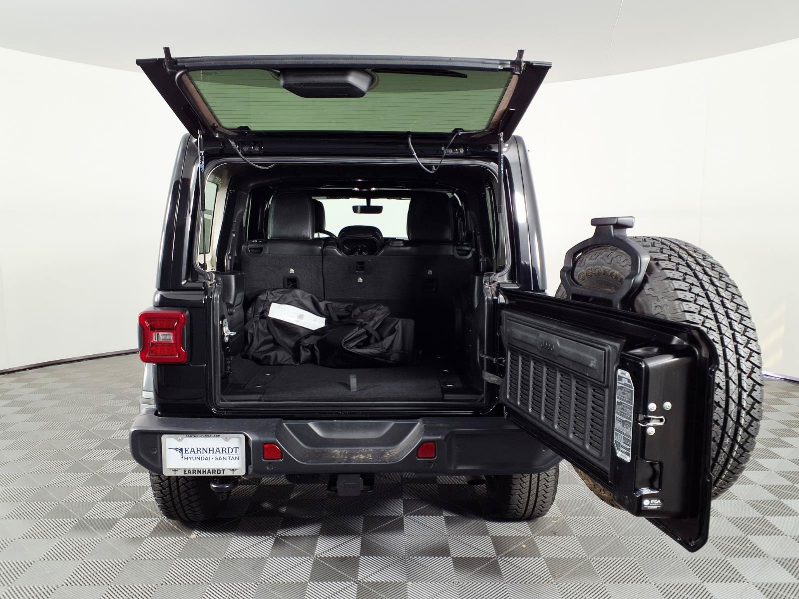 Used 2021 Jeep Wrangler Unlimited Sahara AWD/4WD image 8
