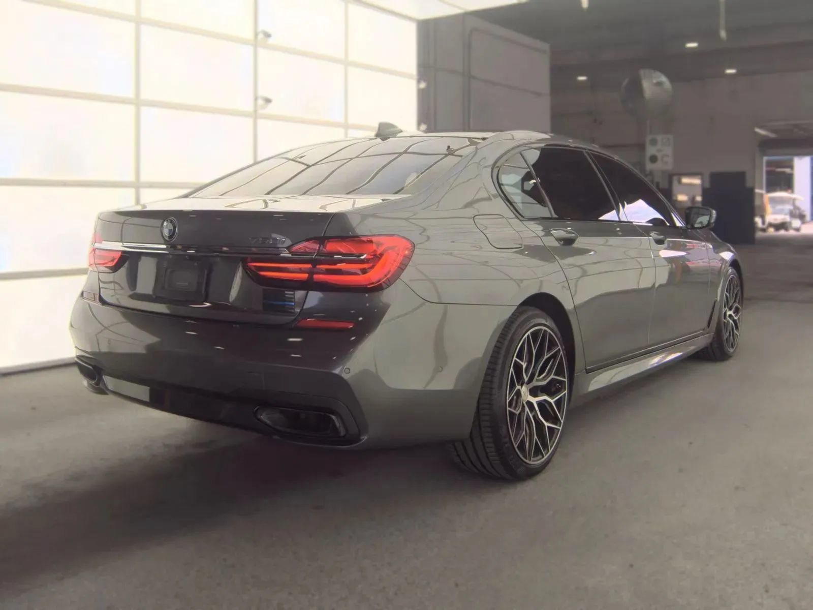 Used 2019 BMW 750i w/ M Sport Package RWD image 3