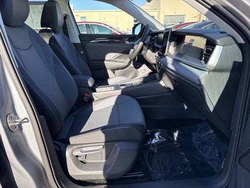 Used 2025 Volkswagen Tiguan SE image 18