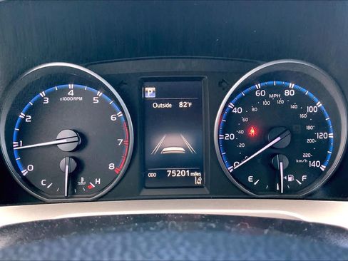 Used 2018 Toyota RAV4 LE FWD image 25