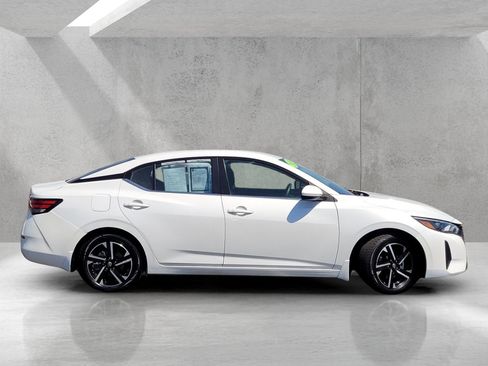 Used 2024 Nissan Sentra SV FWD image 3