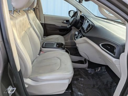 Used 2021 Chrysler Pacifica Touring-L image 25