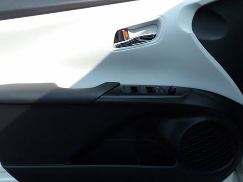 Used 2019 Toyota Prius XLE AWD/4WD image 11