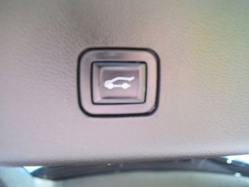 Used 2023 Chevrolet Traverse LT w/ Rear Camera Mirror Package image 12