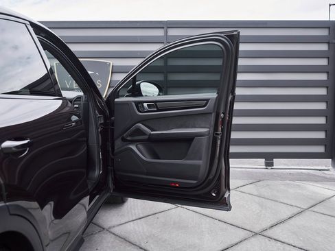 Used 2022 Porsche Cayenne Turbo GT image 21