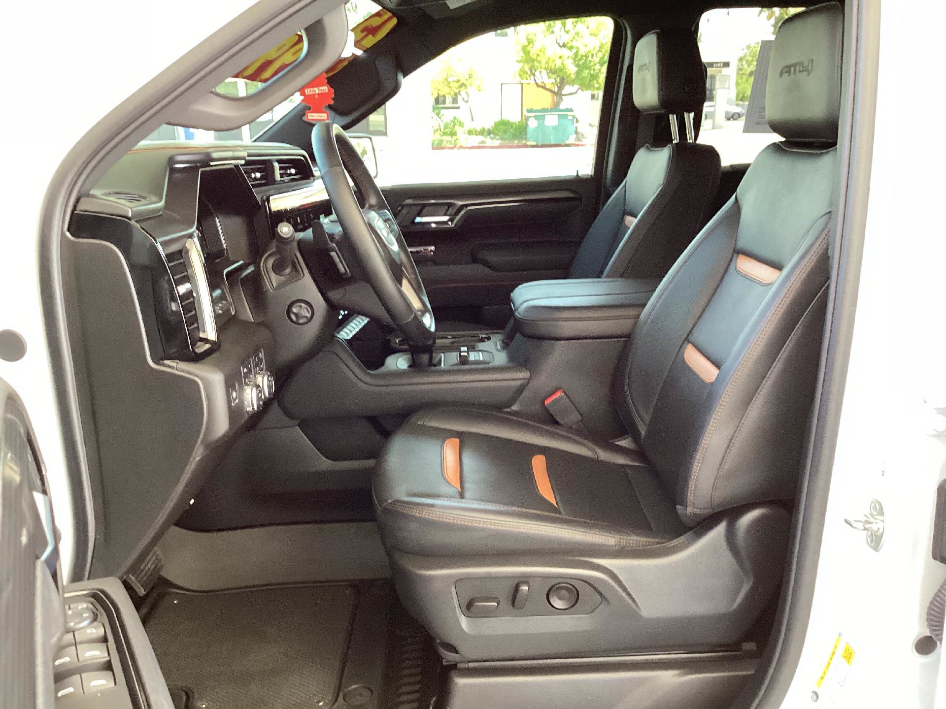 Used 2025 GMC Sierra 1500 AT4 w/ AT4 Premium Package AWD/4WD image 10
