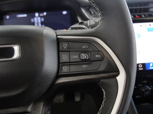 Used 2023 Jeep Grand Cherokee Limited w/ Luxury Tech Group II image 28