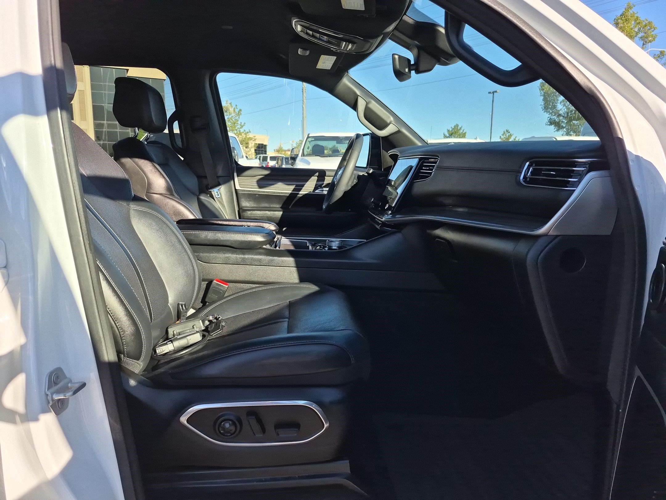Used 2024 Jeep Wagoneer L Series II w/ Flexible Seating Group AWD/4WD image 33