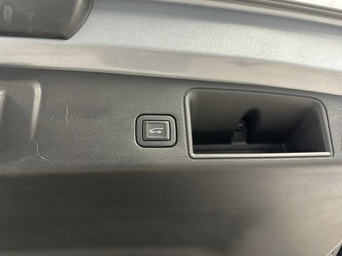 Used 2023 GMC Terrain SLE w/ Driver Convenience Package image 25