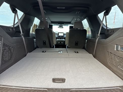 Used 2024 GMC Yukon XL SLT w/ SLT Luxury Package image 39