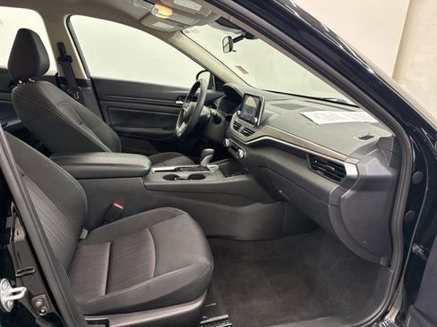 Used 2025 Nissan Altima 2.5 SV FWD image 15