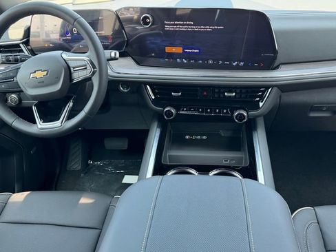 New 2025 Chevrolet Suburban Premier image 6