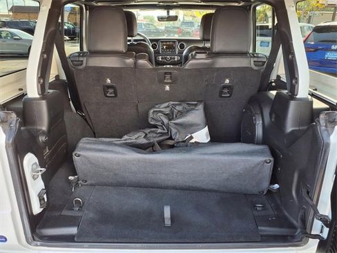 Used 2019 Jeep Wrangler Unlimited Sahara image 11