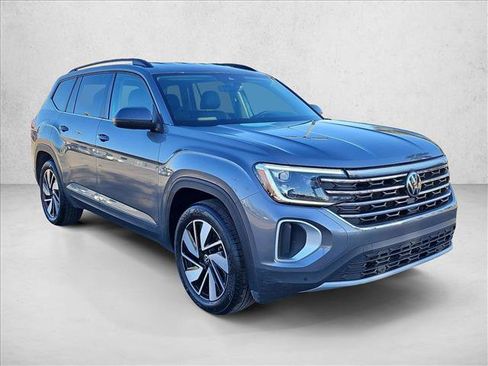 Used 2025 Volkswagen Atlas SE image 3