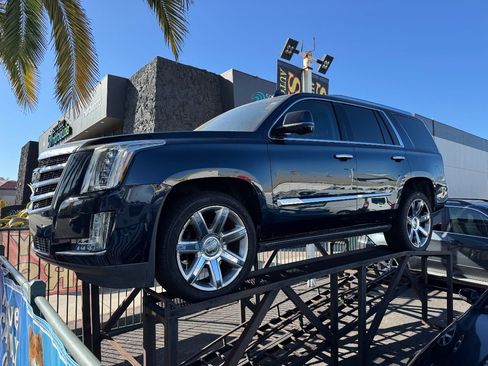 Used 2017 Cadillac Escalade Premium Luxury AWD/4WD image 2