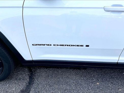 Used 2024 Jeep Grand Cherokee Limited w/ Black Appearance Package RWD image 7