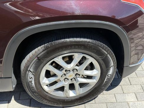 Used 2021 Chevrolet Traverse LT image 40