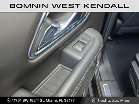 Used 2023 GMC Yukon XL SLT image 9