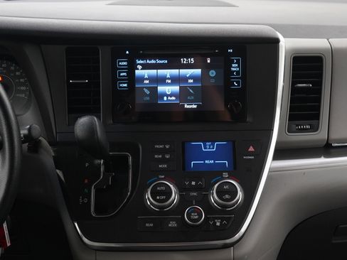 Used 2016 Toyota Sienna LE FWD image 16