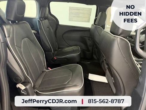New 2027 Chrysler Pacifica Limited w/ Family Tech Group AWD/4WD image 24