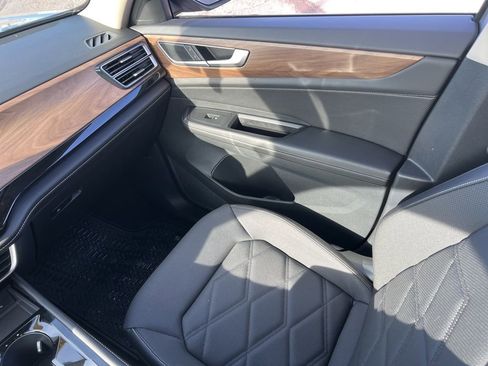 Used 2024 Volkswagen Atlas SE image 26