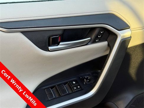 Used 2020 Toyota RAV4 Limited image 18