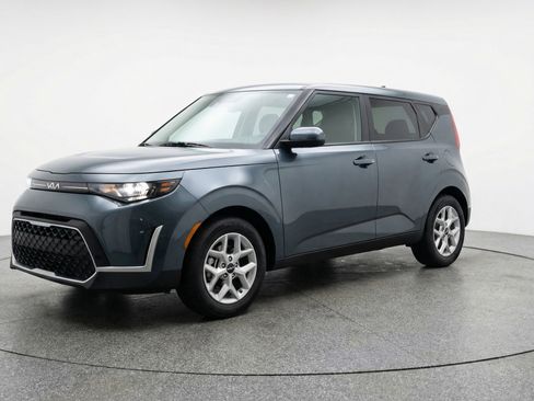 Used 2025 Kia Soul LX w/ LX Technology Package image 3