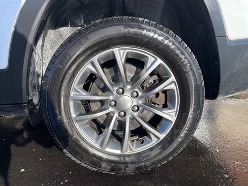 Used 2019 Jeep Cherokee Latitude Plus w/ Comfort/Convenience Group image 9