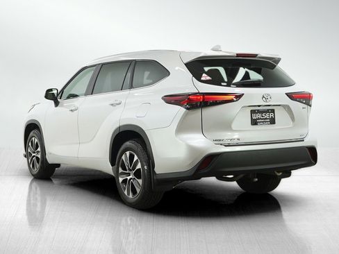 Used 2025 Toyota Highlander XLE AWD/4WD image 3