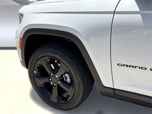New 2025 Jeep Grand Cherokee Altitude image 23