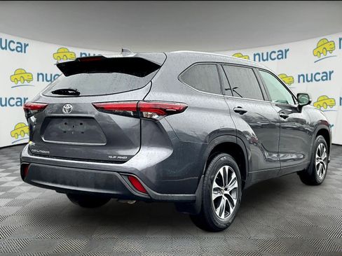 Used 2024 Toyota Highlander XLE image 6