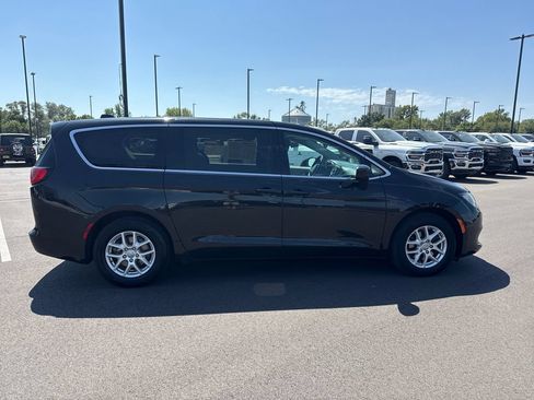 Used 2017 Chrysler Pacifica Touring FWD image 6