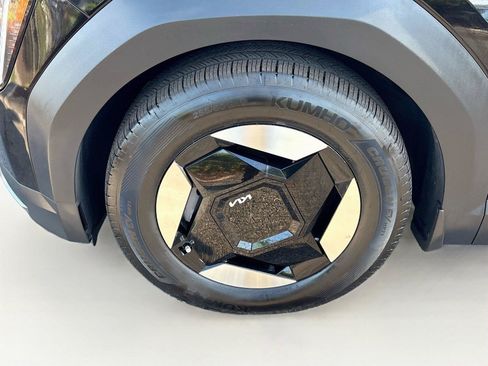 Used 2024 Kia EV9 Light Long Range RWD image 32