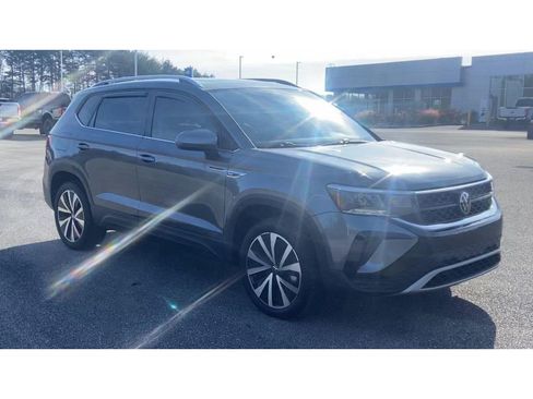 Used 2024 Volkswagen Taos SE image 8