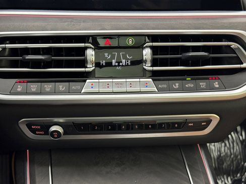 Used 2022 BMW X7 xDrive40i w/ Premium Package image 32