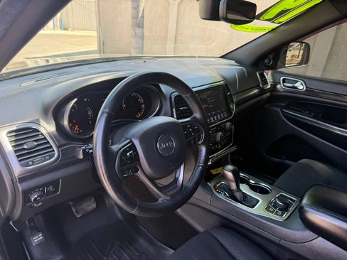 Used 2019 Jeep Grand Cherokee Laredo AWD/4WD image 23