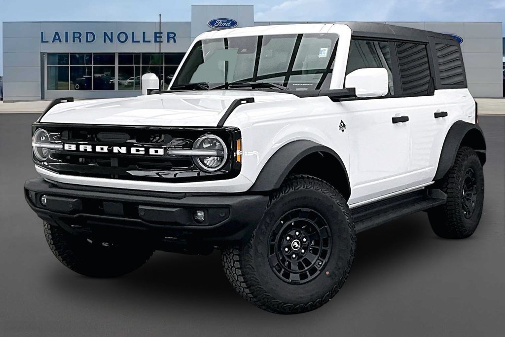 New 2026 Ford Bronco Outer Banks w/ Sasquatch Package AWD/4WD image 1