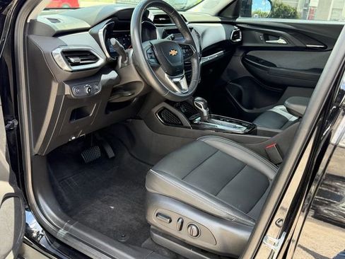 Used 2021 Chevrolet TrailBlazer LT w/ Premium Seating Package FWD image 13