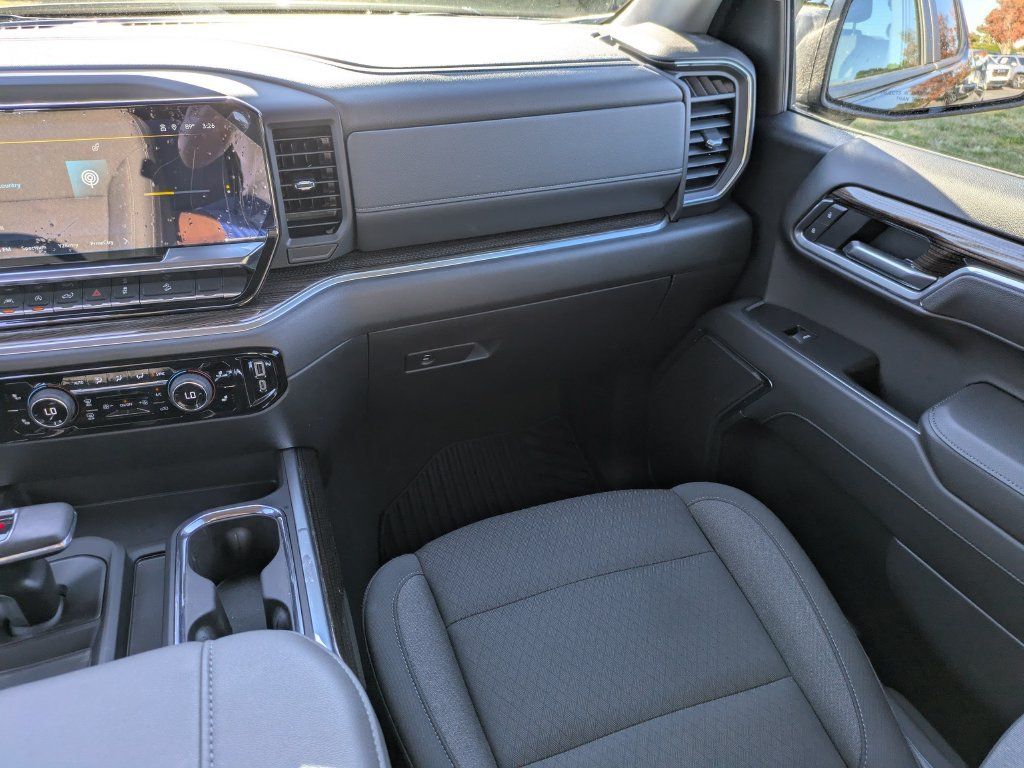 Used 2025 Chevrolet Silverado 1500 RST w/ Z71 Off-Road Package AWD/4WD image 17