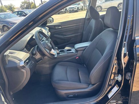 Used 2025 Nissan Altima 2.5 SV FWD image 27