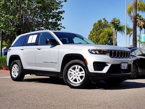 Used 2023 Jeep Grand Cherokee Laredo RWD image 2