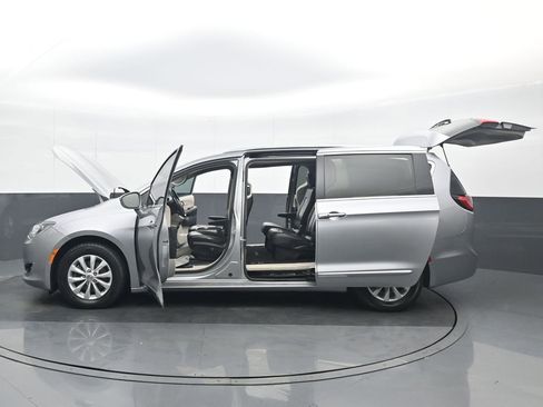 Used 2019 Chrysler Pacifica Touring-L image 38