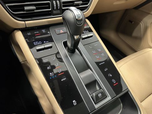 Certified 2025 Porsche Macan image 30