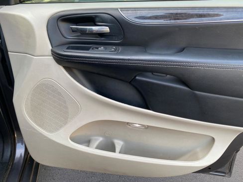 Used 2016 Chrysler Town & Country Touring image 50