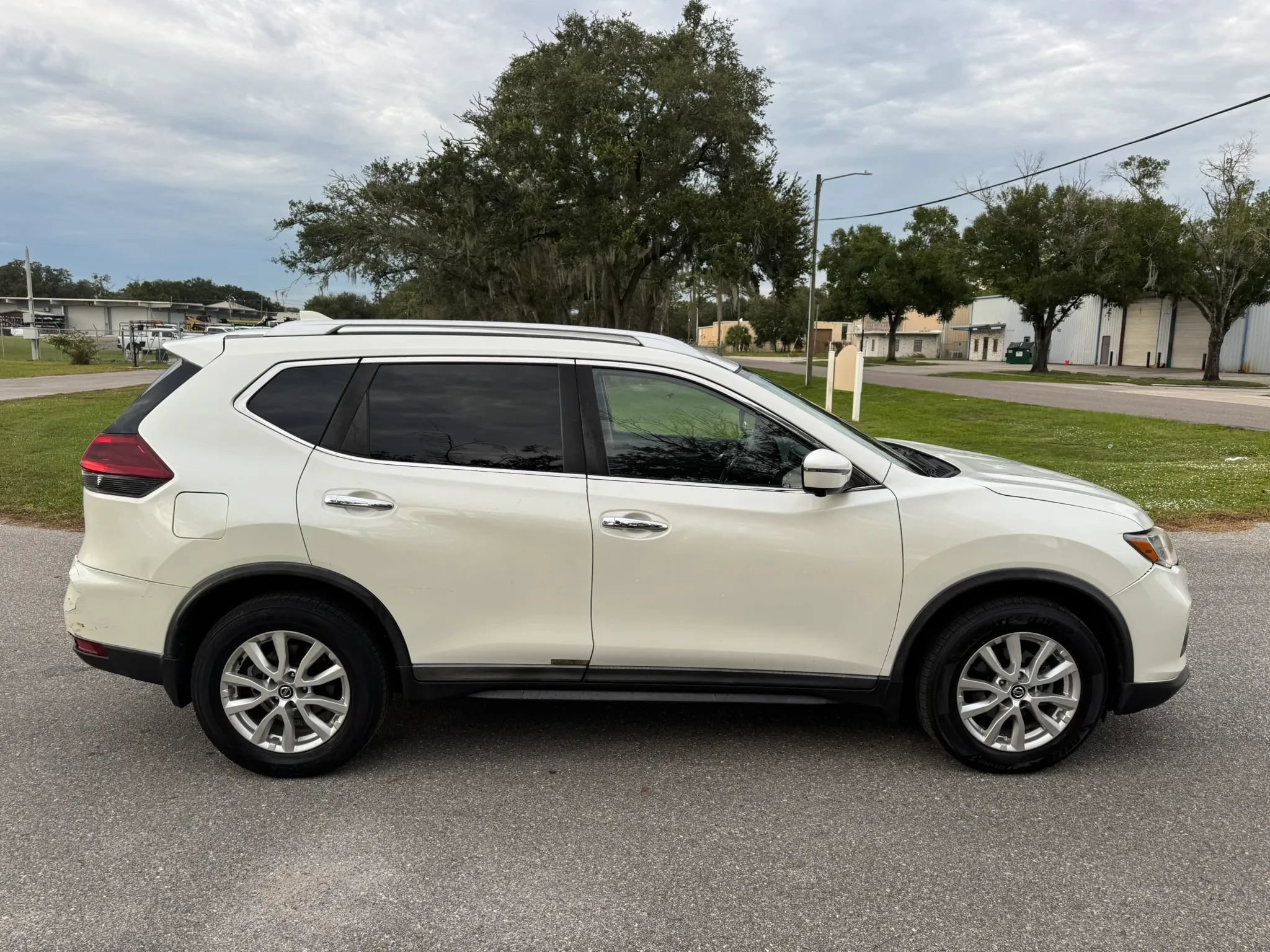 Used 2018 Nissan Rogue SV w/ Premium Package FWD image 5